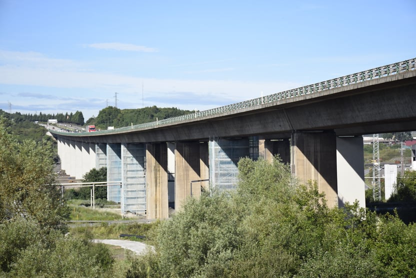 Imagen del Viaducto de Somonte a la derecha